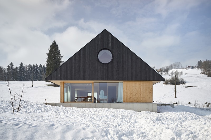 走進奧地利北部群山環繞的極簡住宅「House With Gable」