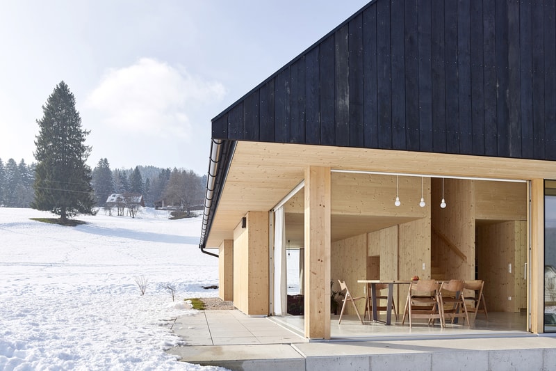 走進奧地利北部群山環繞的極簡住宅「House With Gable」