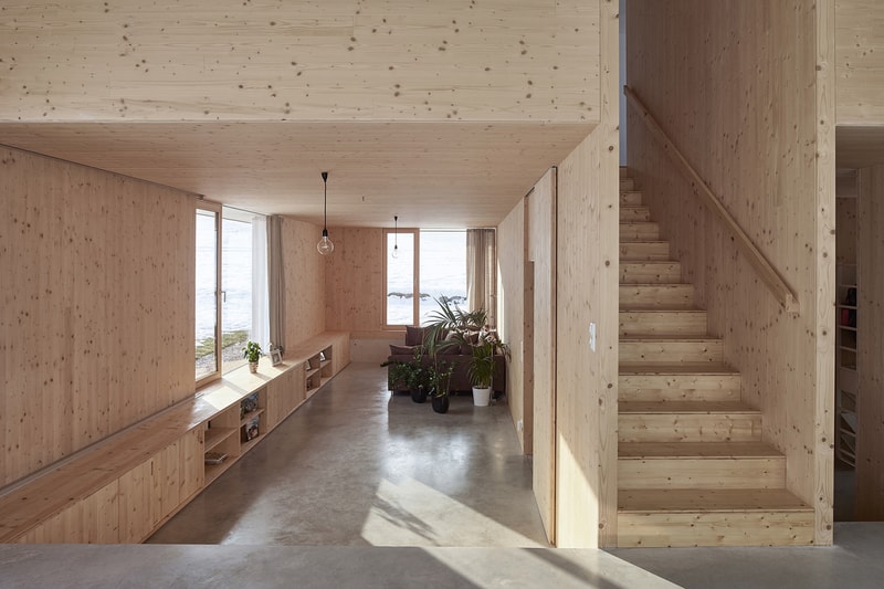 走進奧地利北部群山環繞的極簡住宅「House With Gable」
