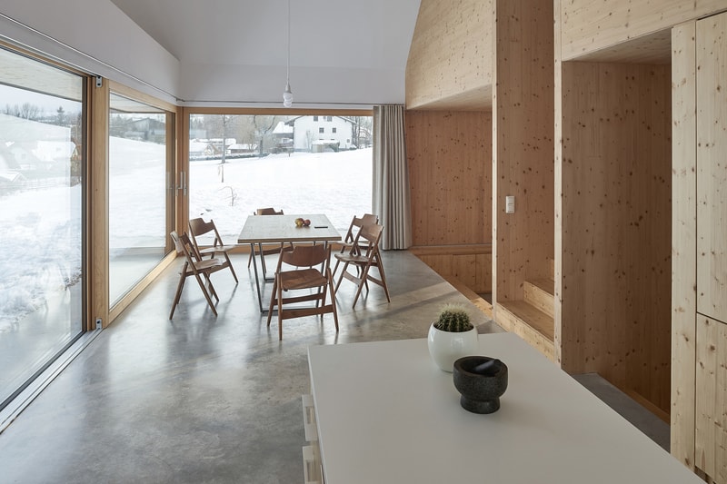 走進奧地利北部群山環繞的極簡住宅「House With Gable」