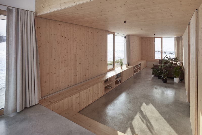 走進奧地利北部群山環繞的極簡住宅「House With Gable」