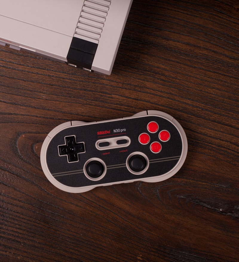 古老當時興！8BitDo 再以復古為設推出全新遊戲控制器