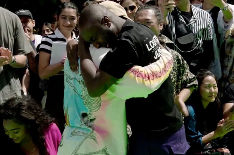 Virgil Abloh 在 Louis Vuitton 2019 春夏系列時裝秀與 Kanye West 相擁而哭