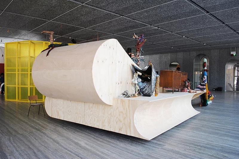 德國藝術家 John Bock 於米蘭 Fondazione Prada 打造全新展覽
