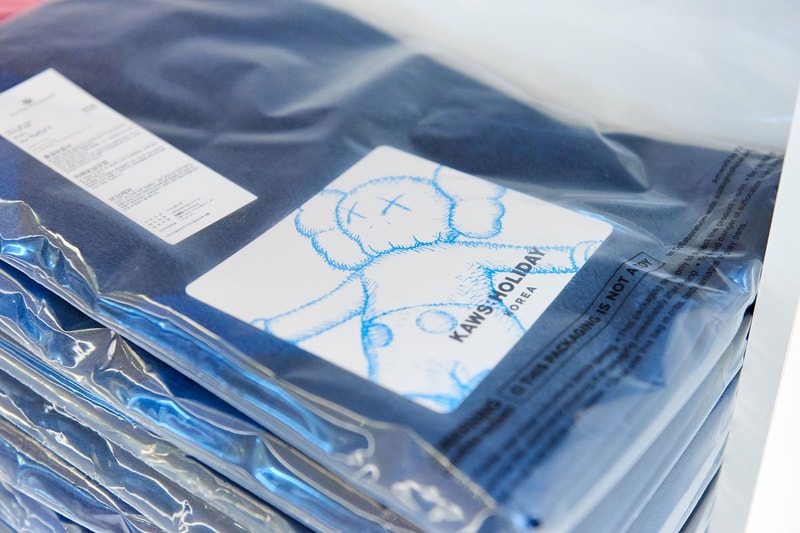 韓國直擊 KAWS 水上漂浮雕塑作品「KAWS:HOLIDAY」期間限定店開幕盛況
