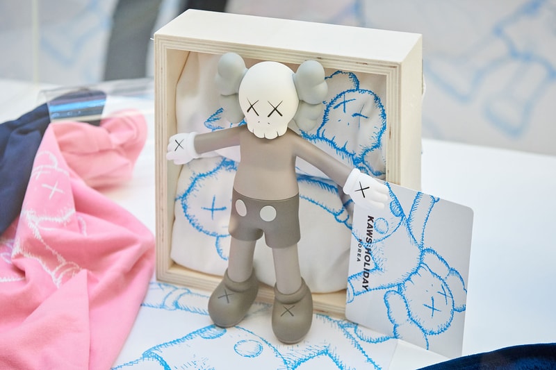 韓國直擊 KAWS 水上漂浮雕塑作品「KAWS:HOLIDAY」期間限定店開幕盛況