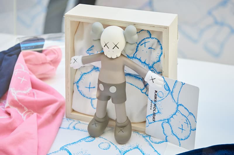 韓國直擊 KAWS 水上漂浮雕塑作品「KAWS:HOLIDAY」期間限定店開幕盛況