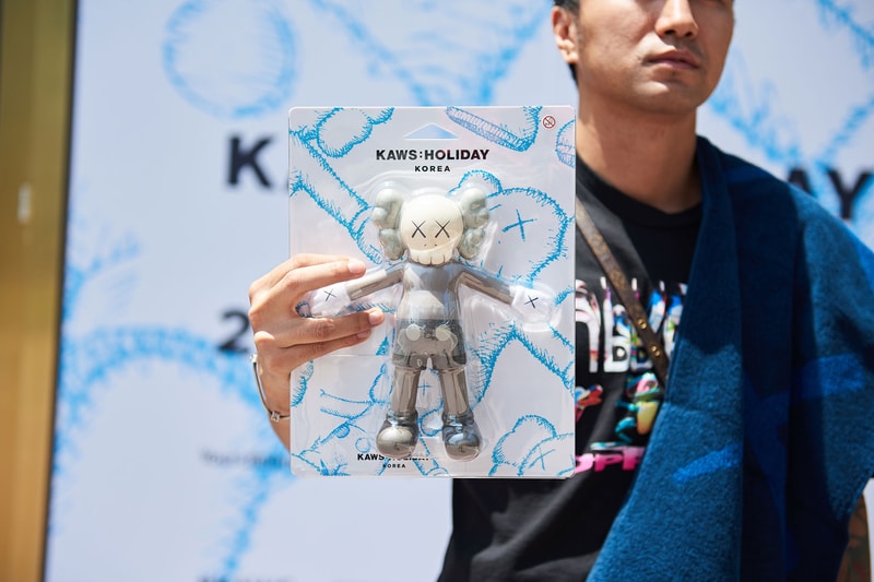 韓國直擊 KAWS 水上漂浮雕塑作品「KAWS:HOLIDAY」期間限定店開幕盛況