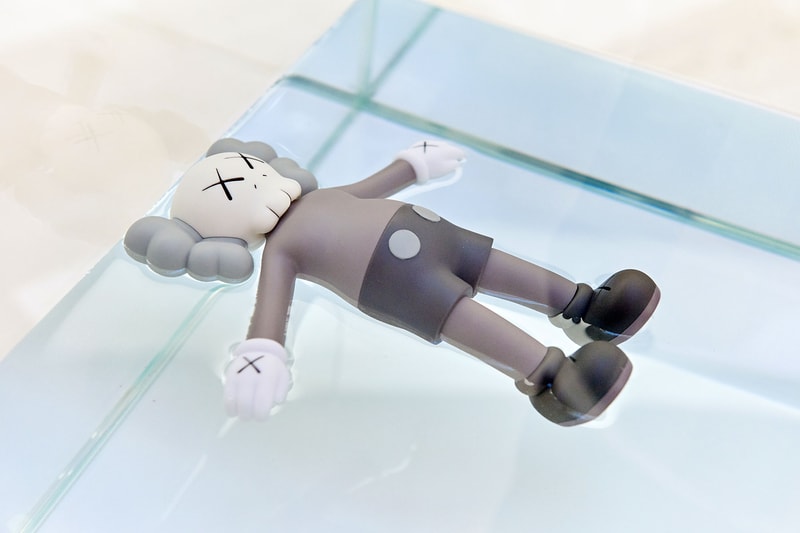 韓國直擊 KAWS 水上漂浮雕塑作品「KAWS:HOLIDAY」期間限定店開幕盛況