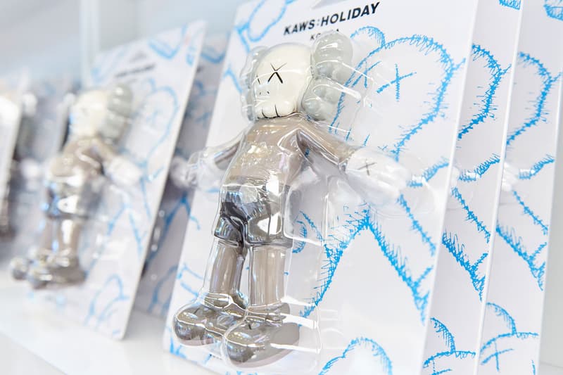 韓國直擊 KAWS 水上漂浮雕塑作品「KAWS:HOLIDAY」期間限定店開幕盛況