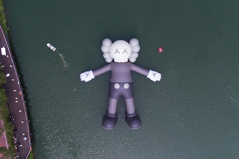 總長 28 米！KAWS 首個水上漂浮雕塑作品「KAWS:HOLIDAY」正式登場