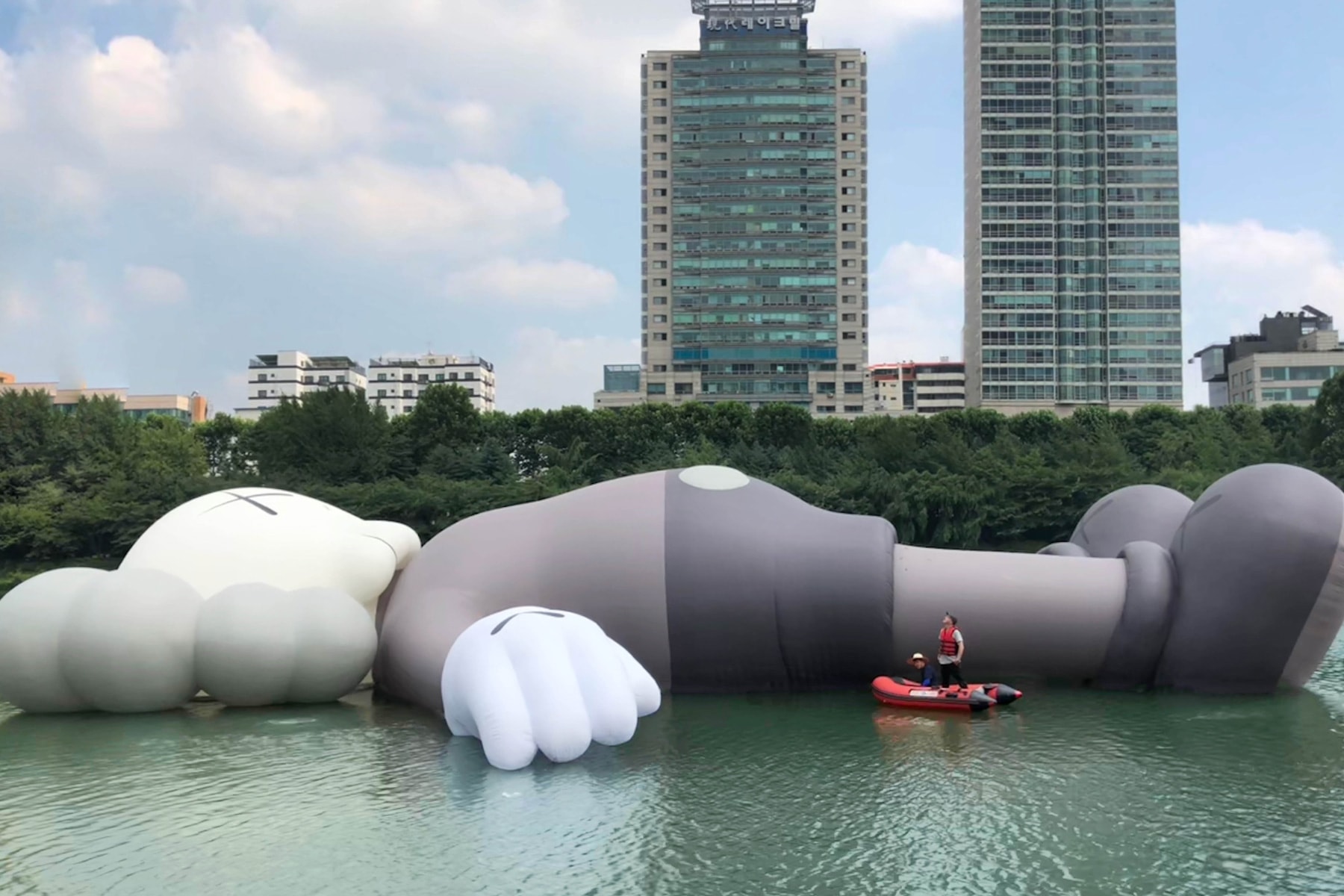 KAWS 首個水上漂浮雕塑作品「KAWS:HOLIDAY」正式登場