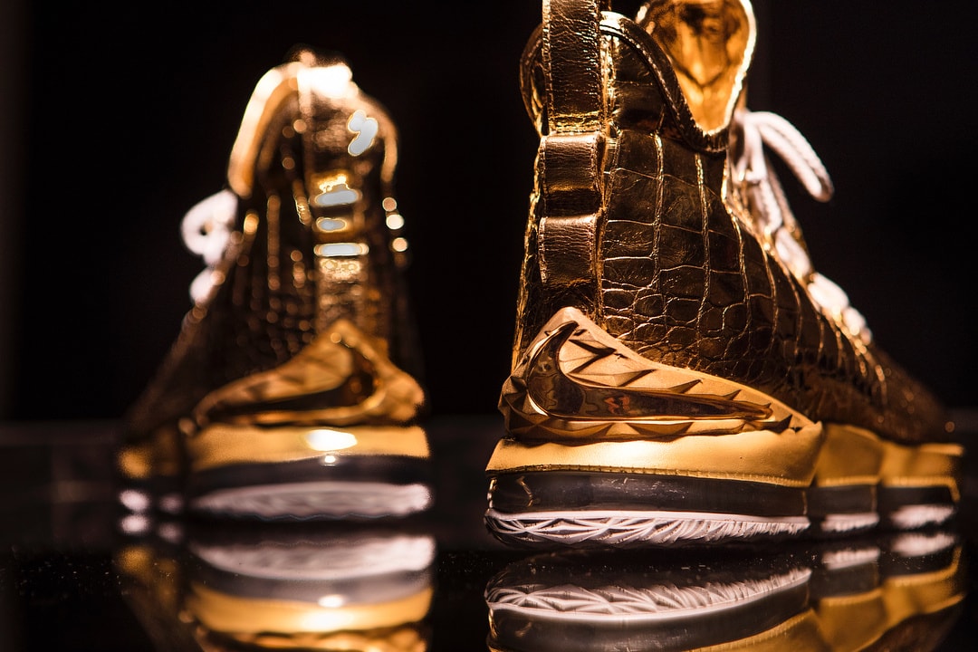 The Shoe Surgeon 為 LeBron James 打造特別版 Nike LeBron 15 鍍金鑲鑽鞋款