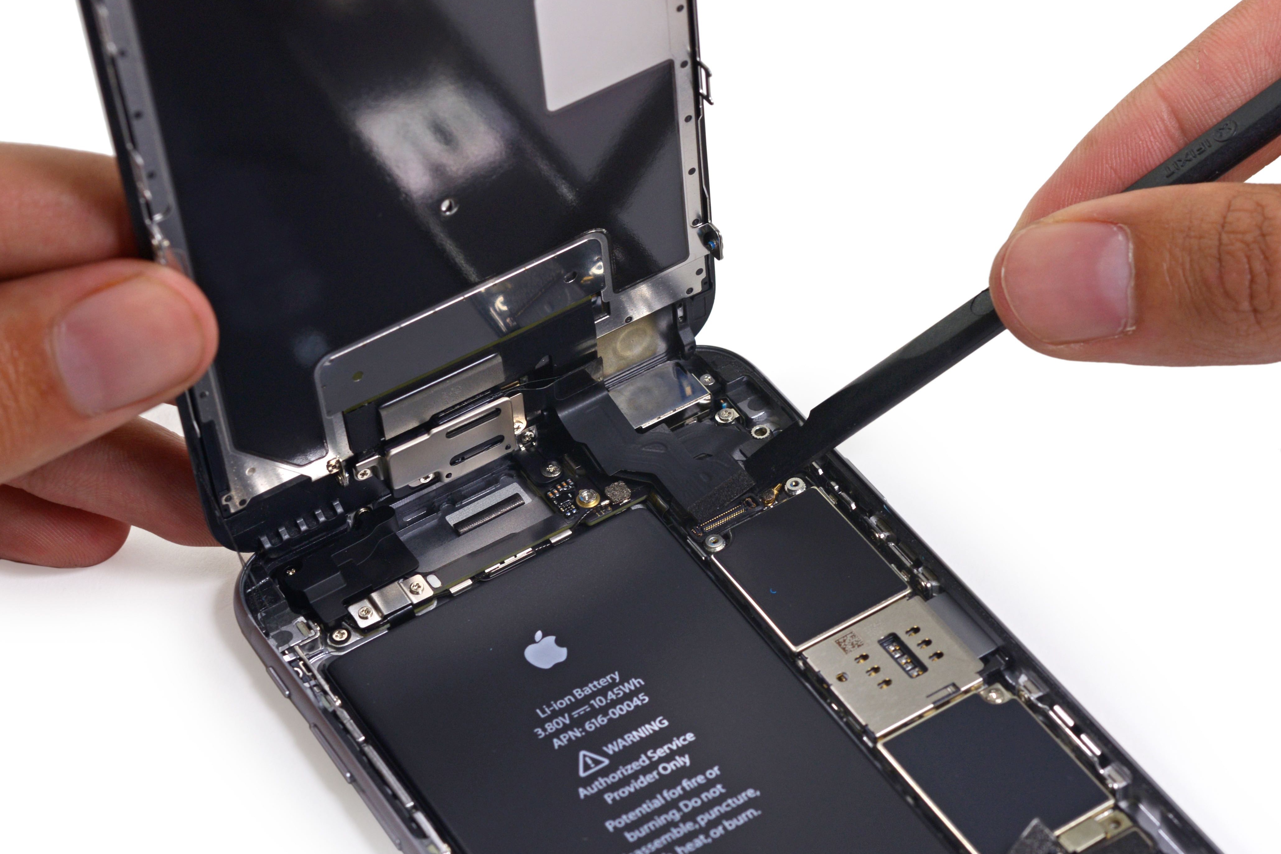 iPhone 6 突然爆炸冒煙起火！因更換非官方電池所致？