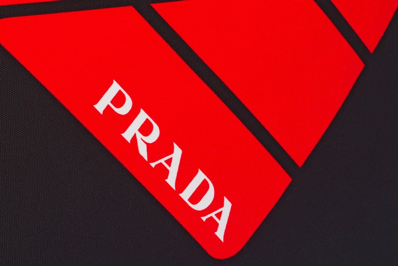 Prada 推出多款全新印花帆布 Tote Bag