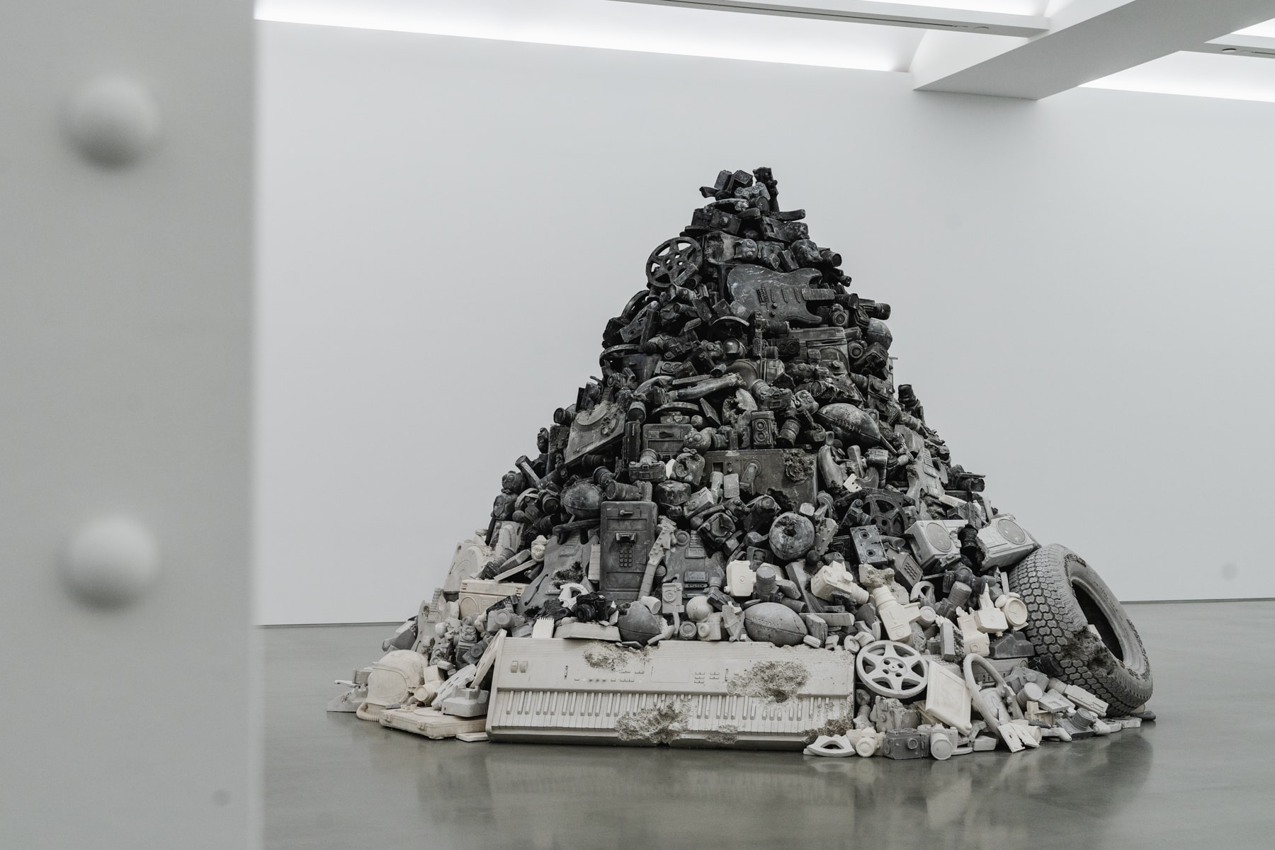 混凝土藝術超跑！走進 Daniel Arsham 最新美國紐約個展「3018」