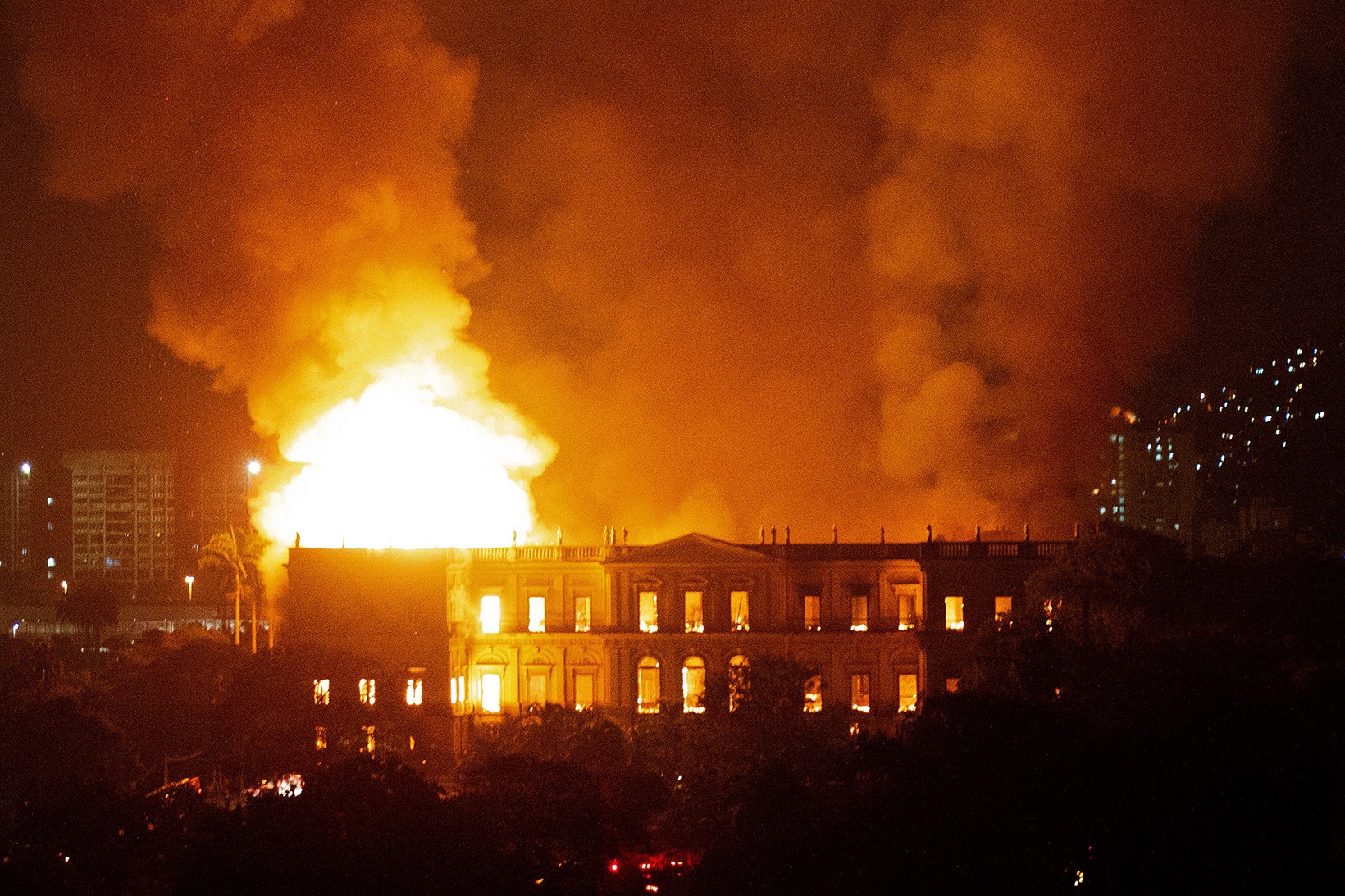無法挽回！巴西 200 年歷史國家博物館無故掀起巨大火災