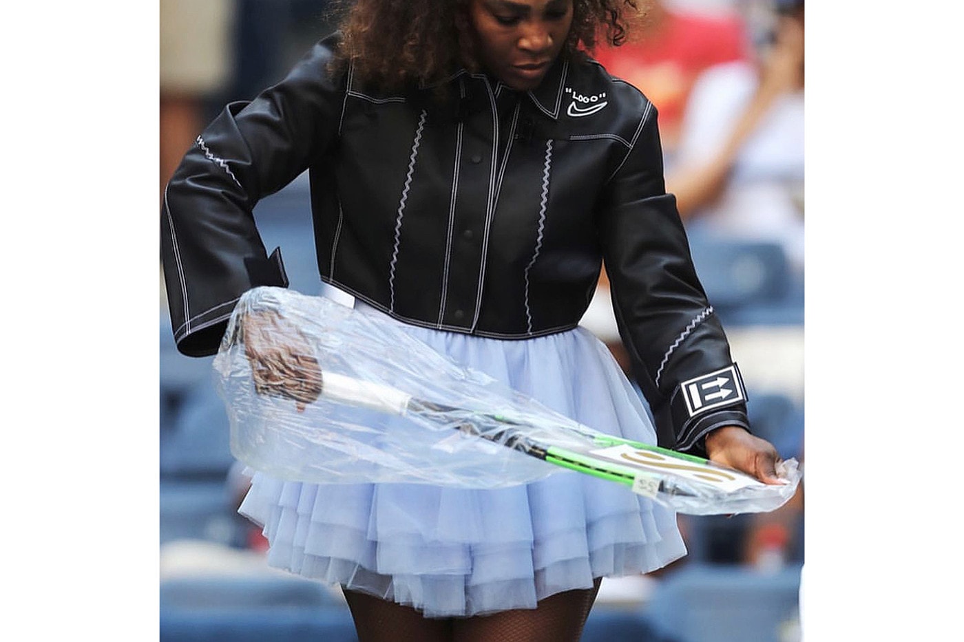 Serena Williams 身著 Off-White™ c/o x Nike 皮夾克參戰美網