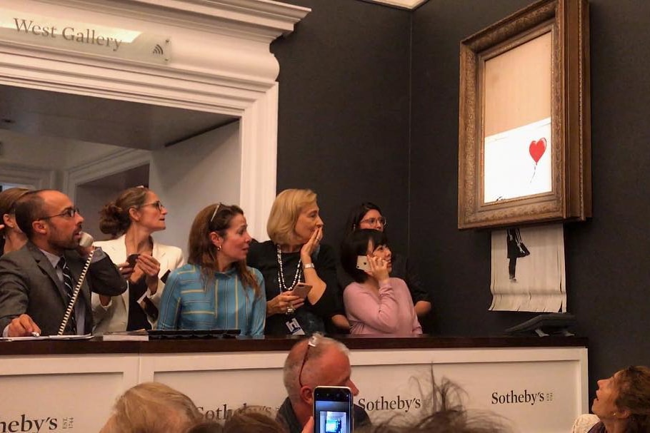 前無古人！Banksy 在代表畫作以 $140 萬美元拍賣成功後竟自毀作品
