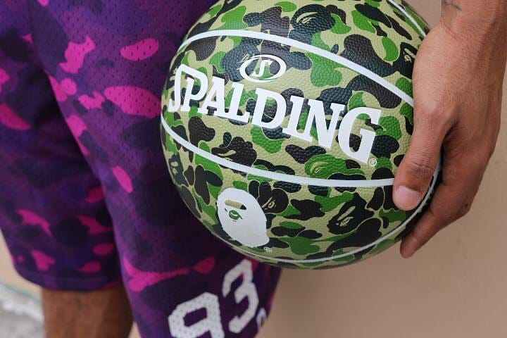 A BATHING APE® x Spalding 聯乘猿顏樣迷彩籃球