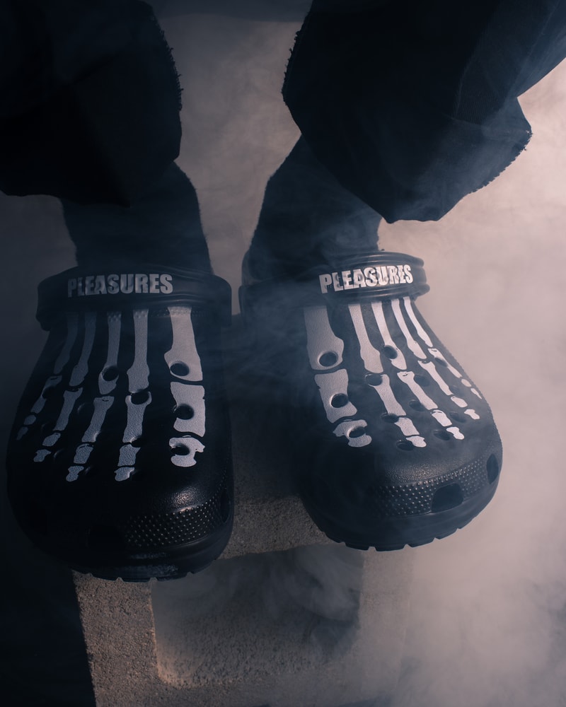 PLEASURES x Crocs 聯乘「洞洞鞋」曝光