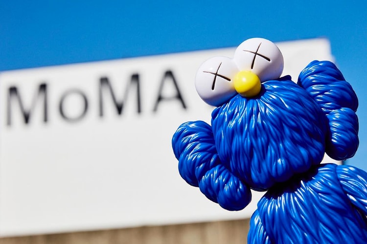 「KAWS:BFF」搪膠公仔宣佈回歸黑色及藍色版本