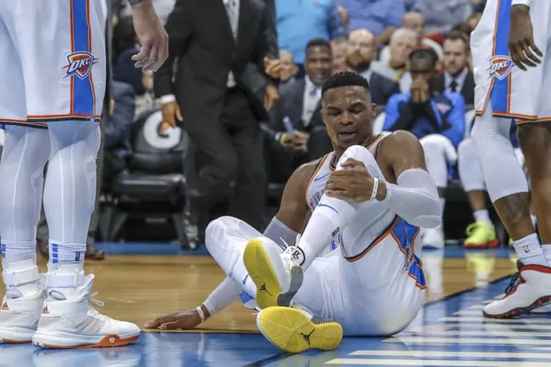 畫面驚悚 − Russell Westbrook 於 Pelicans 賽中腳踝嚴重扭傷退場治療