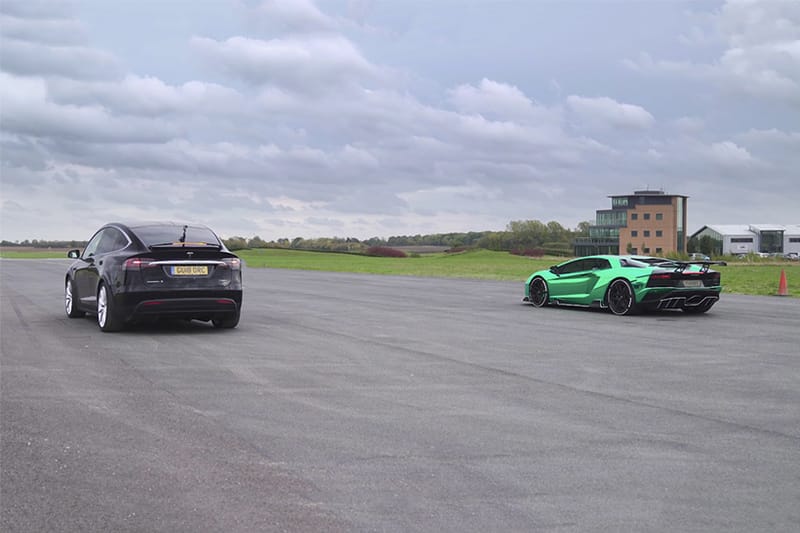 Tesla Model X 與 Lamborghini Aventador 終極跨車型 Drag Race 對決