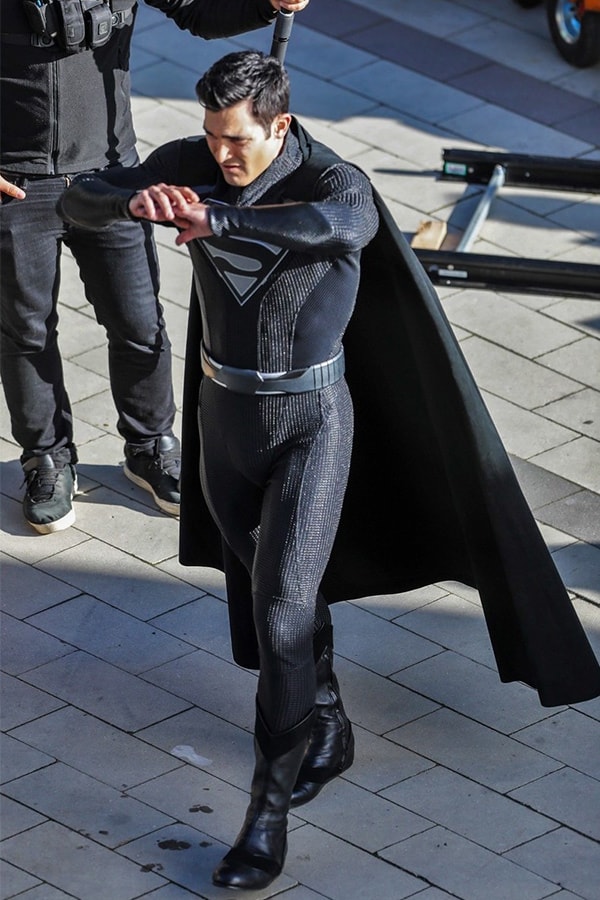 英雄邪惡化 − Superman 身著全黑戰袍拍攝劇照曝光