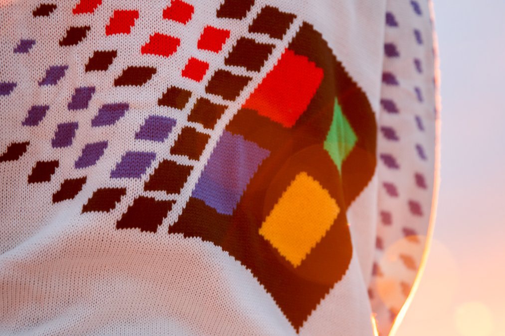 Microsoft Softwear－微軟推出 Windows 95 懷舊標誌圖案毛衣