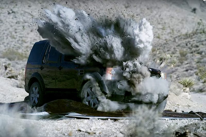 慢鏡欣賞－軍事虐待狂以 M60 坦克擊毀 Land Rover LR3 越野車