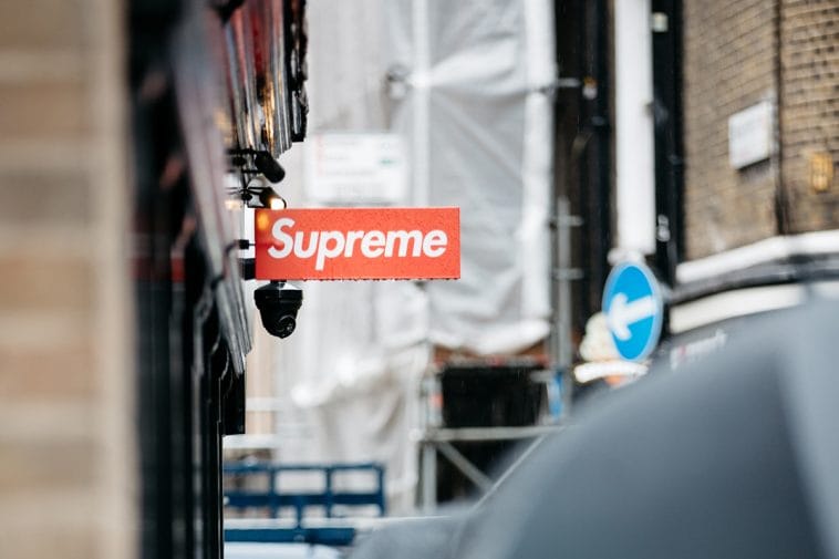 UPDATE: Supreme 倫敦專門店招牌已經重新裝嵌