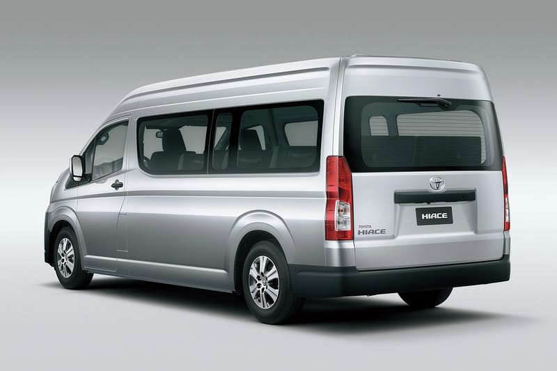 2019 hiace bus