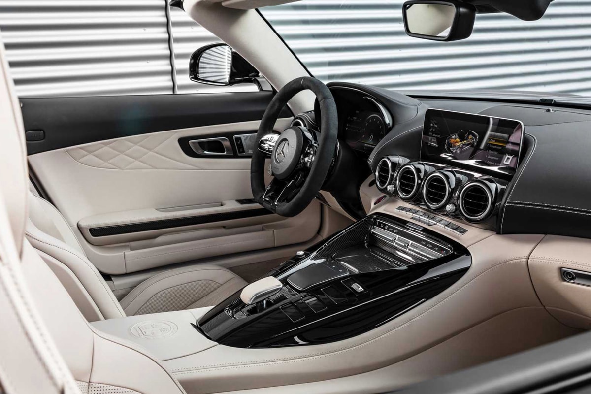 Mercedes-AMG 發佈全新軟頂開篷車 AMG GT R Roadster