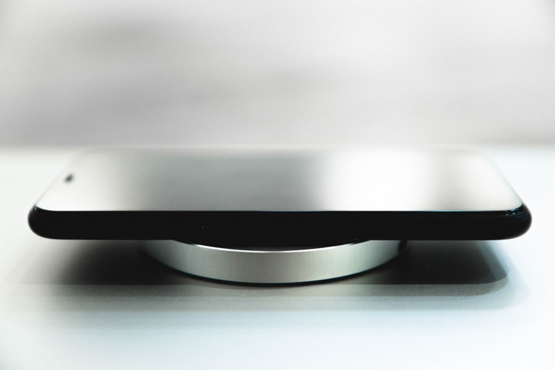 近賞 JUST MOBILE 鋁製 AluBase Wireless 無線充電盤