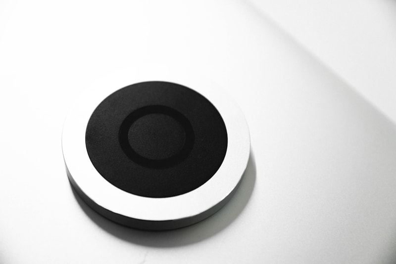 近賞 JUST MOBILE 鋁製 AluBase Wireless 無線充電盤