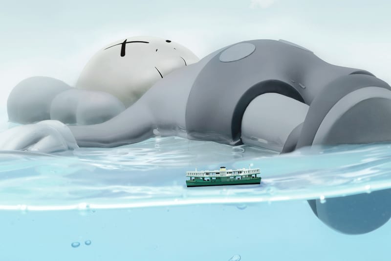 躺卧維多利亞港－「KAWS:HOLIDAY」第三站登陸香港