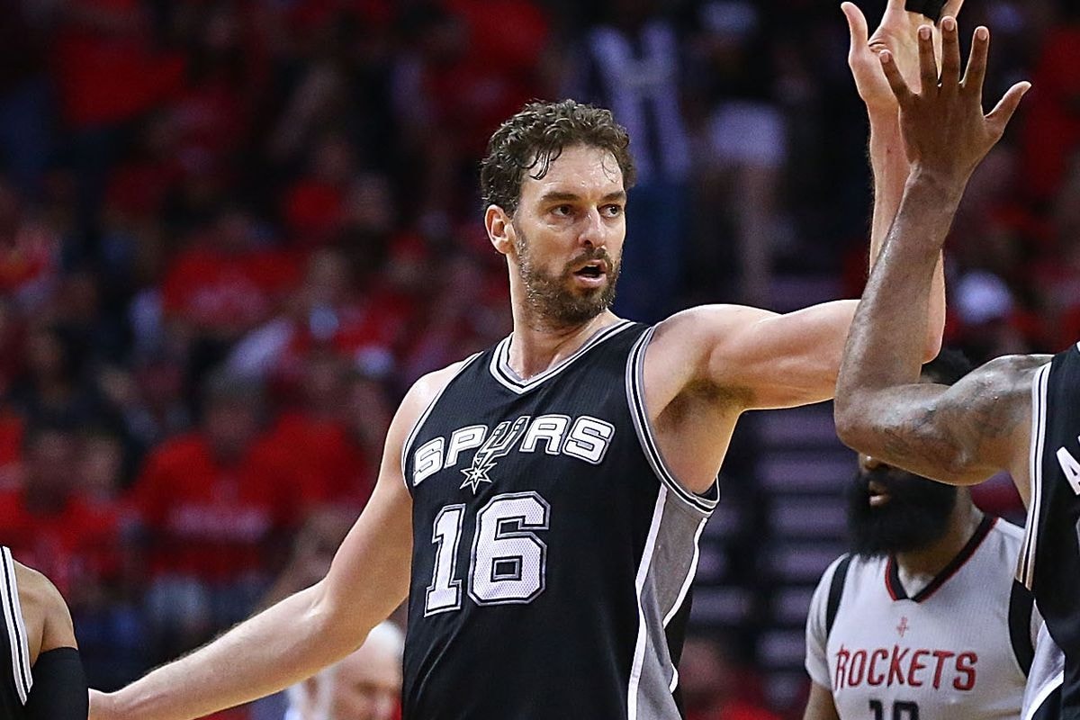 NBA 交易消息 − Pau Gasol 被  San Antonio Spurs 易至  Milwaukee Bucks