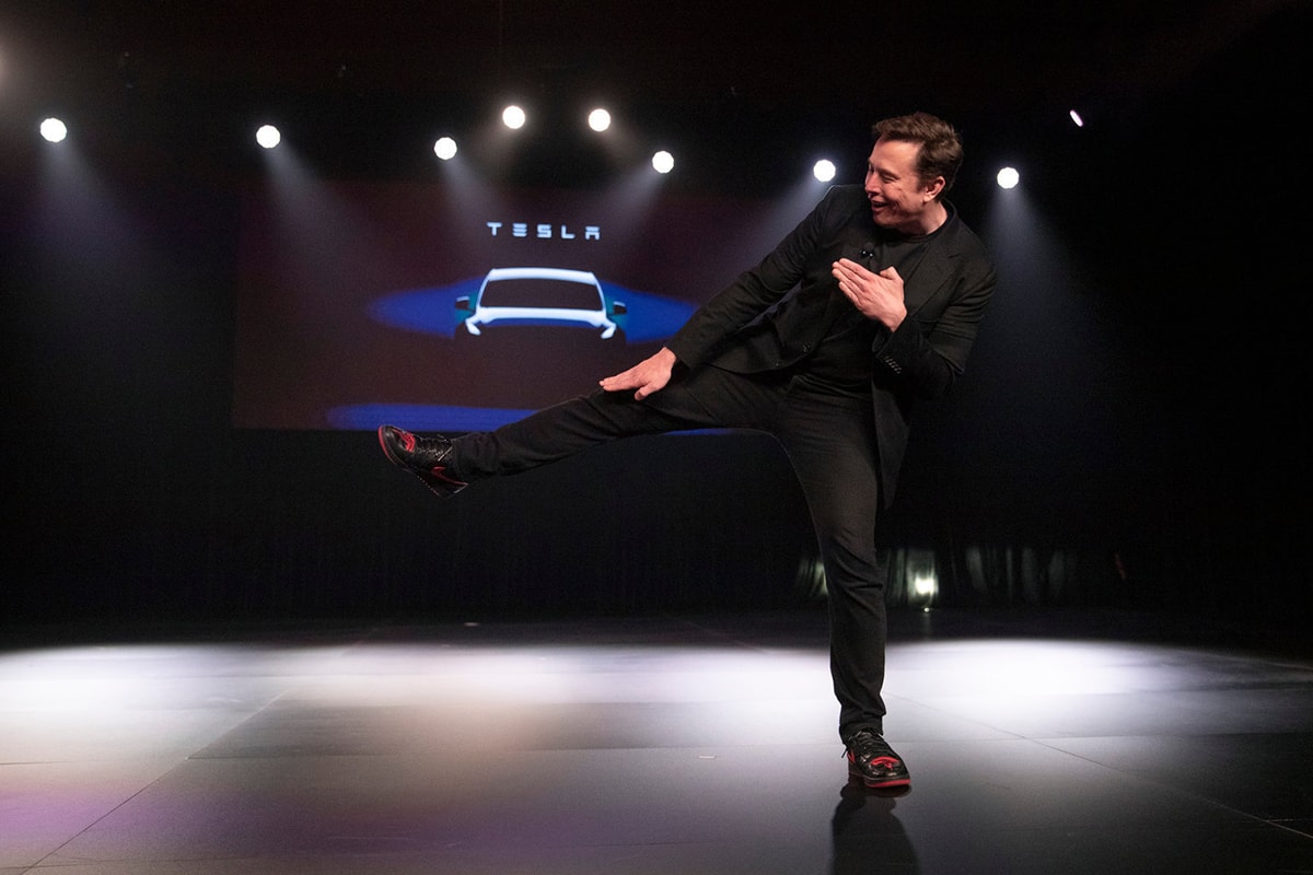 Elon Musk 親自穿用！率先近賞 Air Jordan 1「Tesla」鞋款