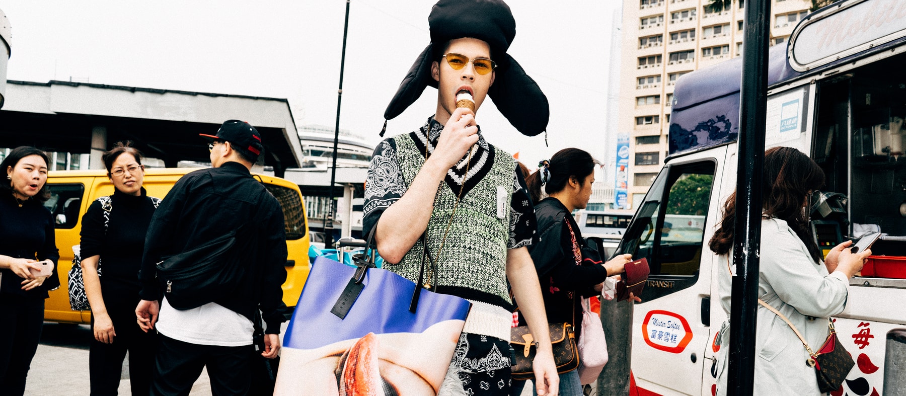 BE A TRAVEL MANIAC | HYPEBEAST 打造今季最熱民族圖騰造型特輯