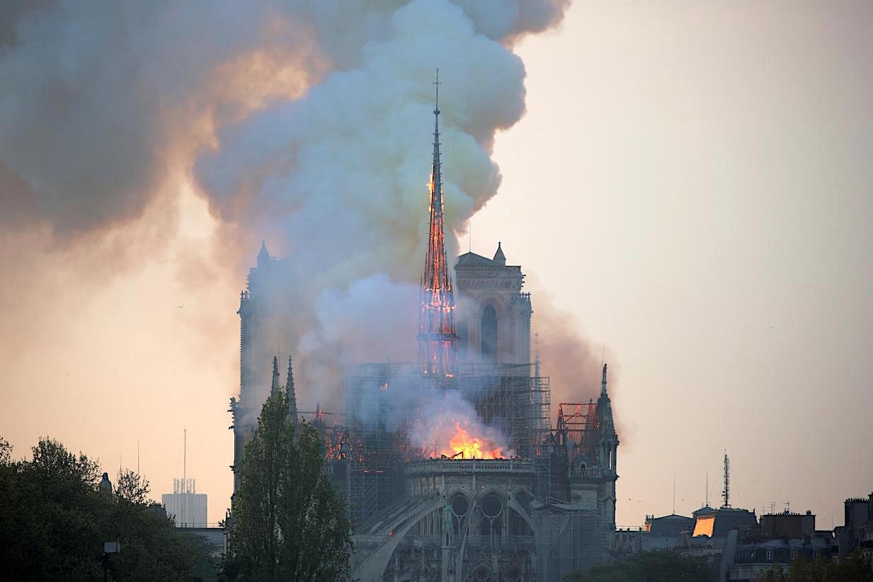 受損嚴重！擁有 800 多年歷史的巴黎聖母院遭遇突發大火