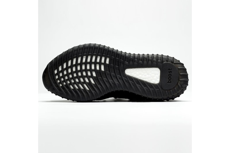 搶先近賞 YEEZY BOOST 350 全新黑魂配色細節一覽