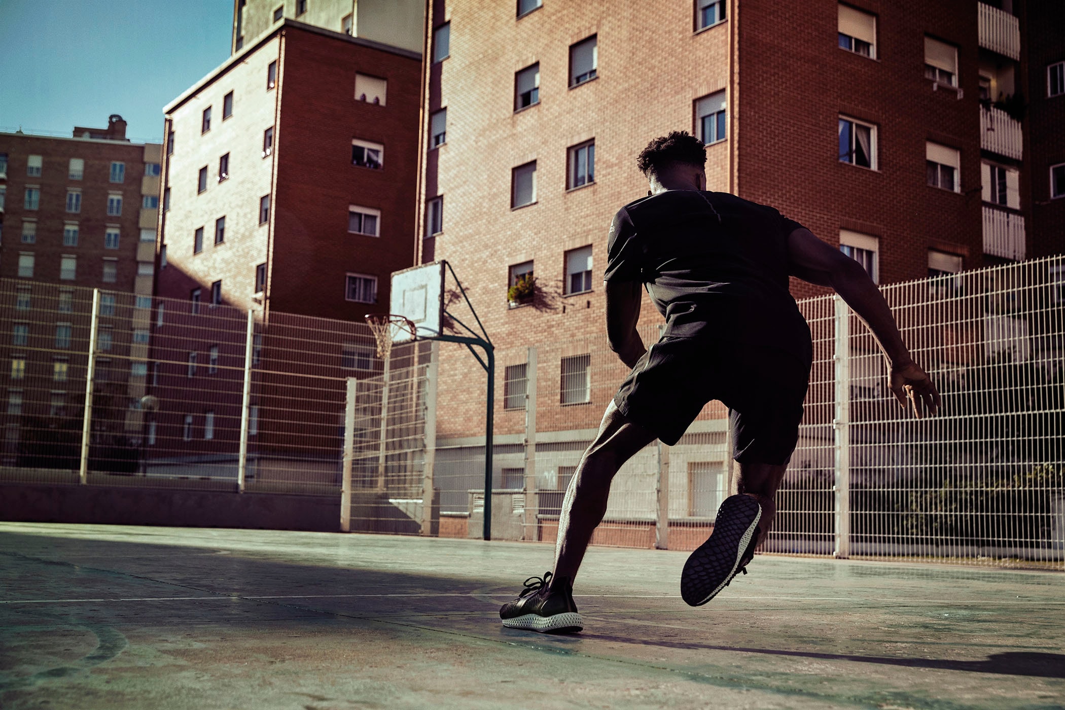 為顛覆而生！adidas 全新科技跑鞋 ALPHAEDGE 4D 正式登場