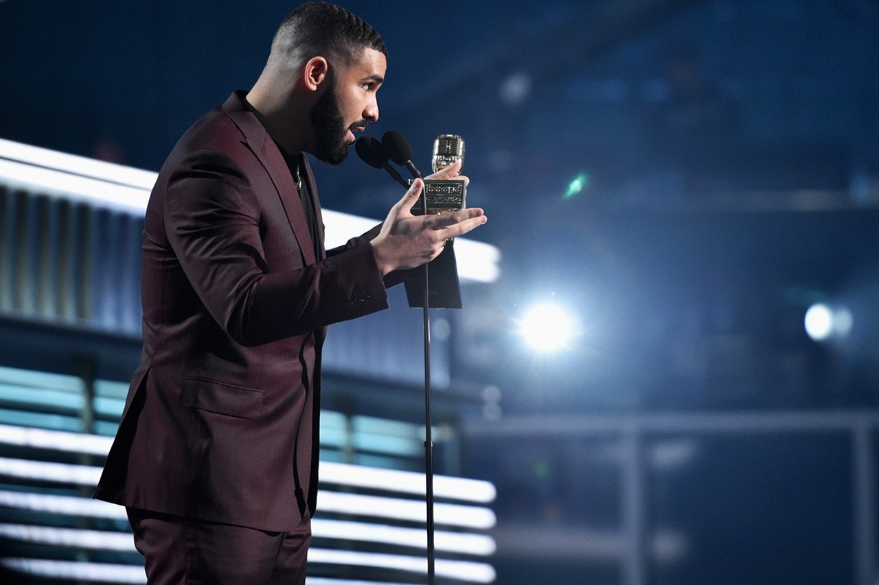 《Game Of Thrones》魅力持續！Drake 於 Billboard 頒獎典禮上致敬 Arya Stark