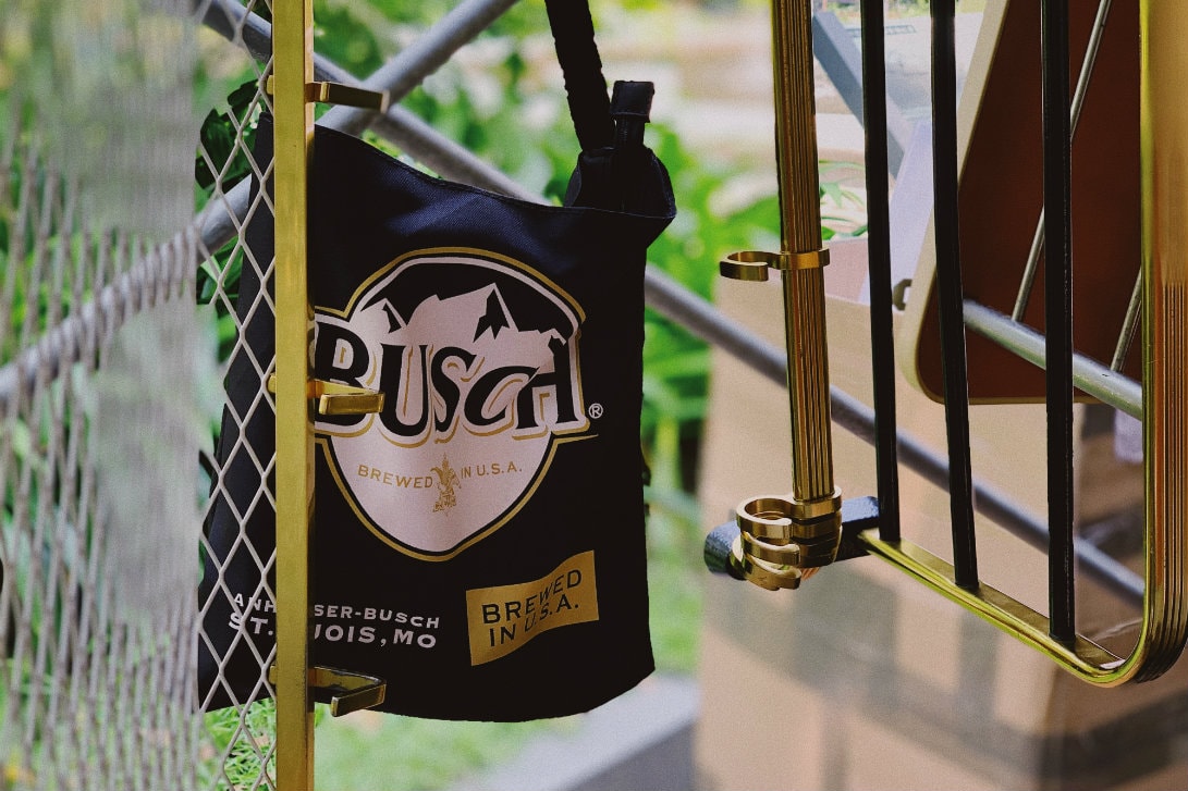 英國品牌 HYPE 釋出「BUSCH 雪山啤酒」聯名包款
