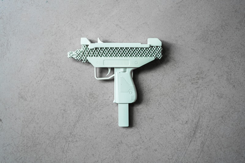 潮流融會-WOAW 獨家引入 The Shoeuzi v2 槍形藝術雕塑