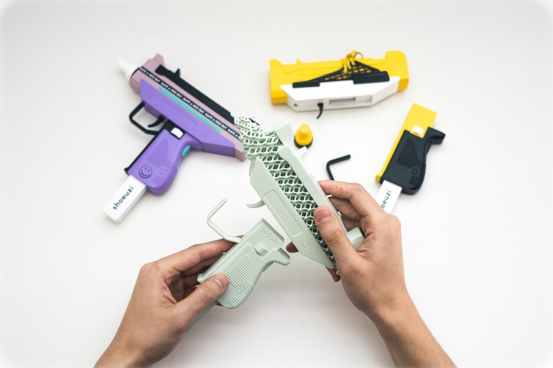 潮流融會-WOAW 獨家引入 The Shoeuzi v2 槍形藝術雕塑