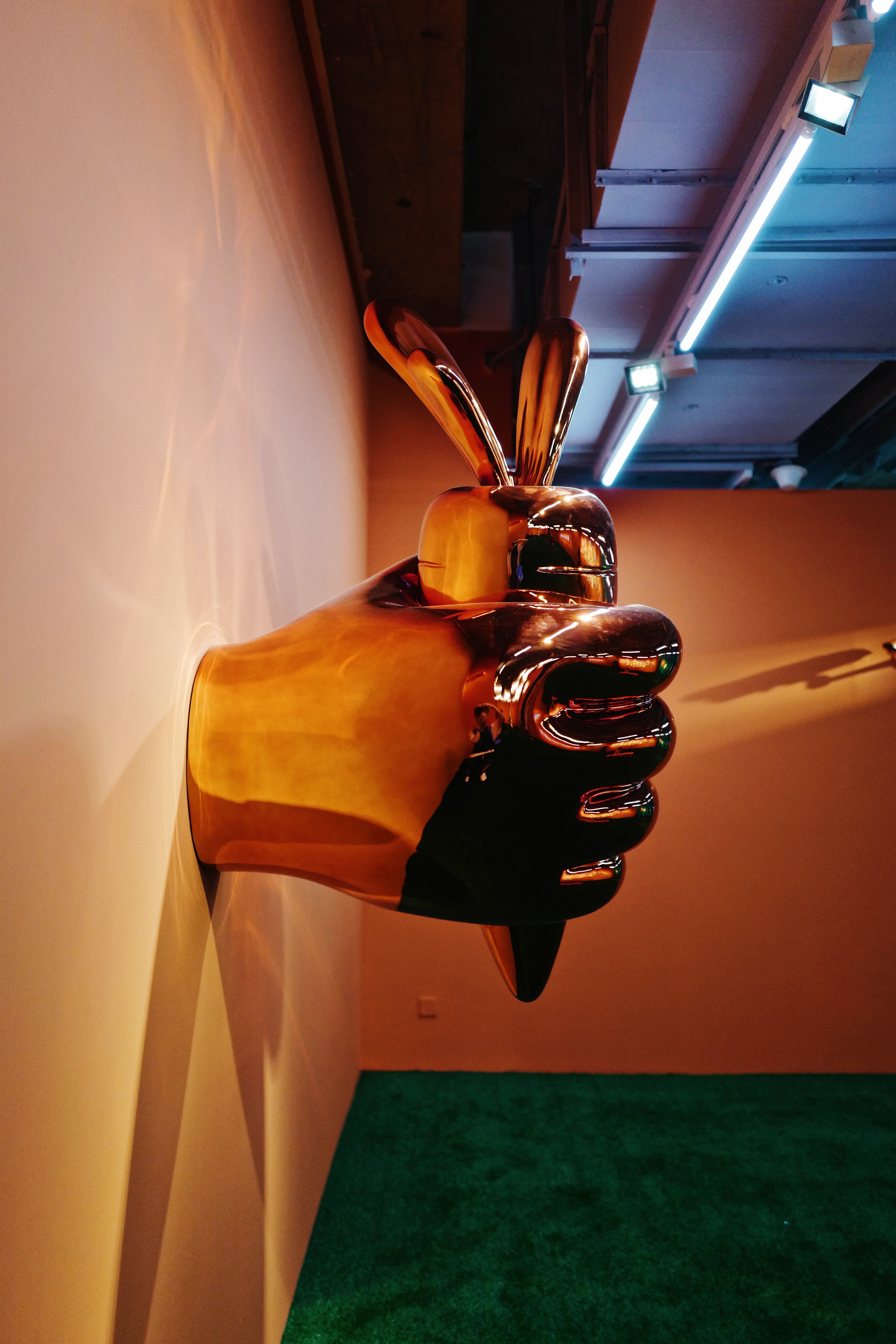 走進藝術家張權全新個人展覽「遊樂園 III – 兔子失物招領中心」