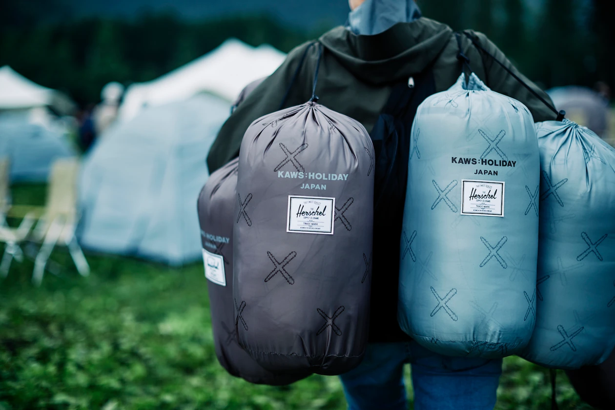 Herschel Supply 攜手 KAWS 打造《KAWS: HOLIDAY》日本站合作包款正式登場