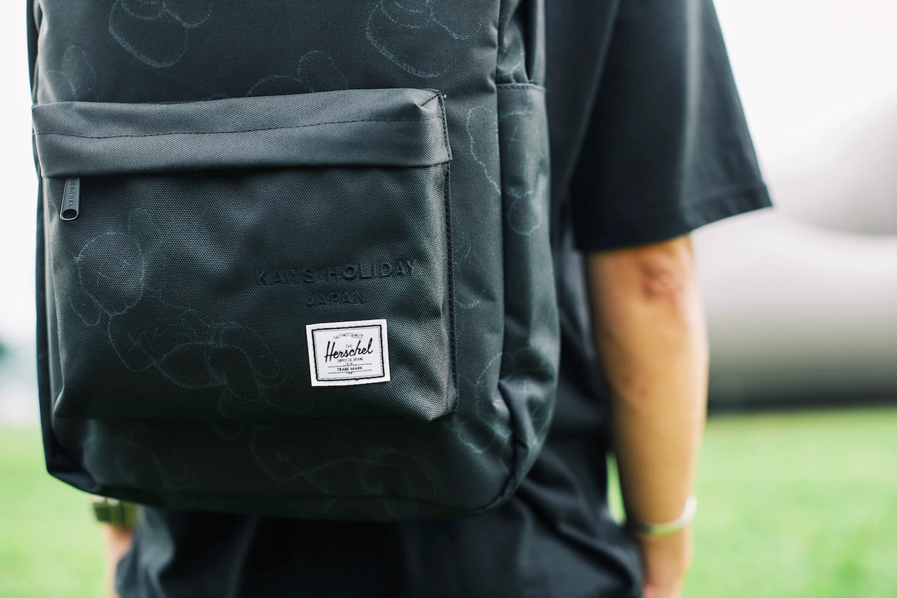 Herschel Supply 攜手 KAWS 打造《KAWS: HOLIDAY》日本站合作包款正式登場